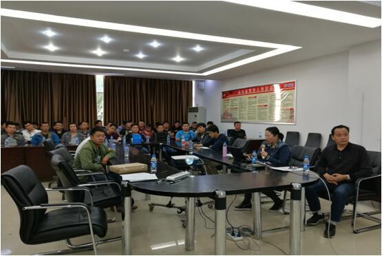 金沙js800000办公室主任宋洋（右二）在清静培训会上宣贯金沙js800000公司车辆治理制度和清静执律例则。。。